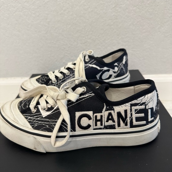 AUTHENTIC Chanel black and white canvas graffiti, logo low top size 36.5 - Picture 3 of 10